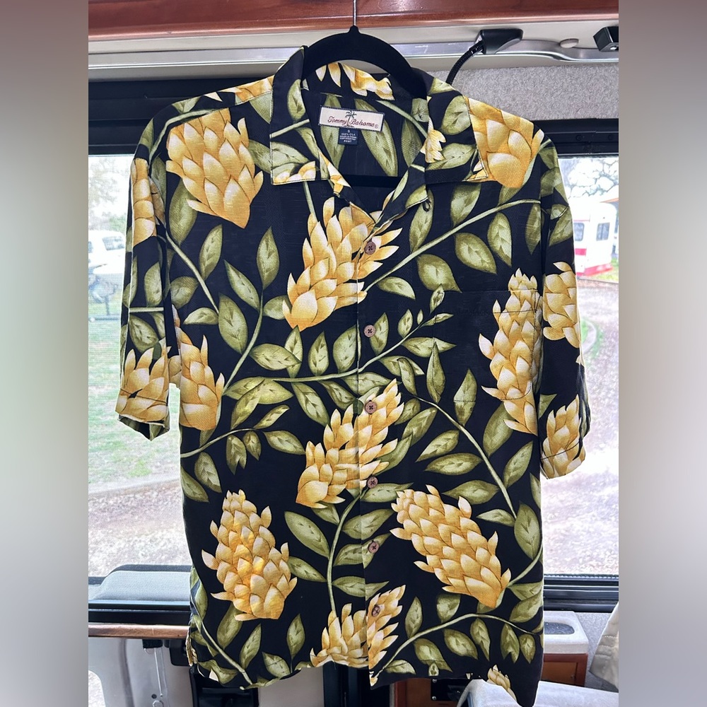 Tommy Bahama 100% Silk size Small